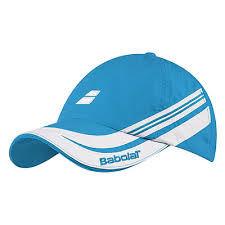 BABOLAT GORRA III
&iexcl;Prot&eacute;gete del sol con esta fant&aacute;stica Gorra. Su dise&ntilde;o presenta unas rayas de diferente color, una correa ajustable, el logo de Babolat bordado en el centro y el nombre de la marca en el lado izquierdo de la visera.

Talla: &uacute;nica
Composici&oacute;n: 100% poli&eacute;ster
