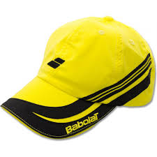 BABOLAT GORRA III
&iexcl;Prot&eacute;gete del sol con esta fant&aacute;stica Gorra. Su dise&ntilde;o presenta unas rayas de diferente color, una correa ajustable, el logo de Babolat bordado en el centro y el nombre de la marca en el lado izquierdo de la visera.

Talla: &uacute;nica
Composici&oacute;n: 100% poli&eacute;ster

